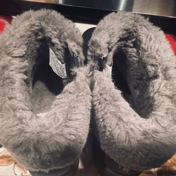 BRAND NEW NEVER USED UGG Fur Trim Boots (Booties) 9.5 US - Picture 8 of 13